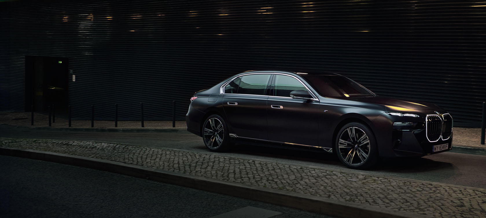BMW SERII 7 zaparkowane przy budynku